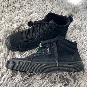 Cariuma Black High-Top Sneakers with Green Insole